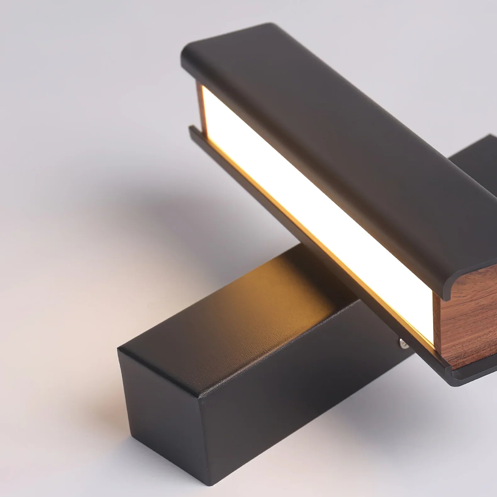 Clasp Wall Lamp